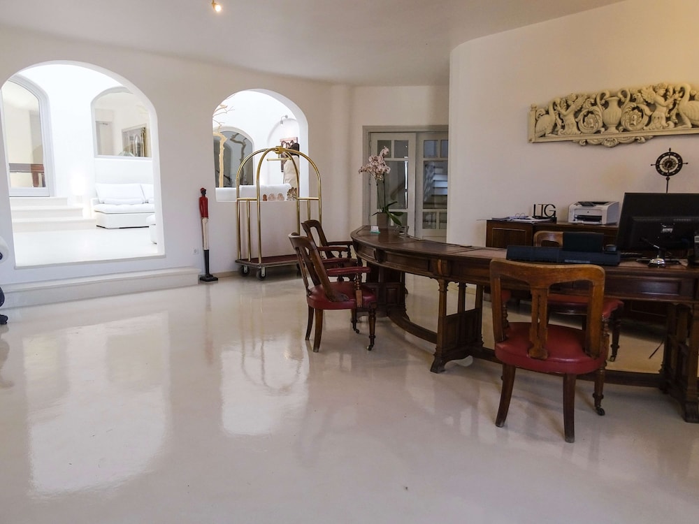 Tharroe of Mykonos — Hotel building in Mykonos Town, South Aegean