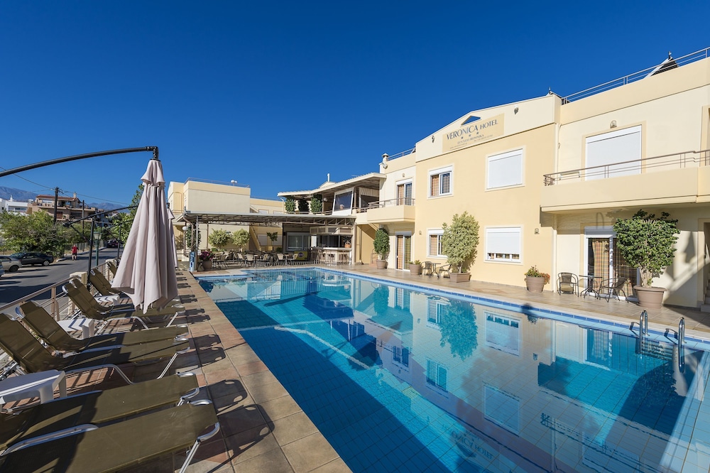 Veronica Hotel — Swimming pool in Chania