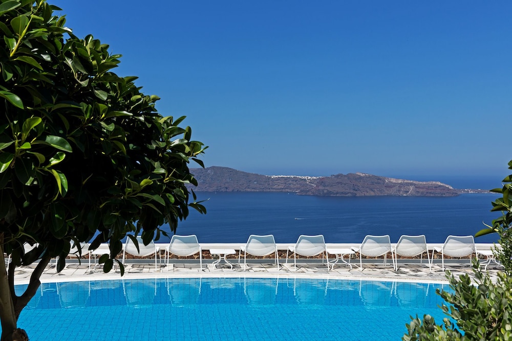 Xenones Filotera — Swimming pool in Imerovigli, South Aegean