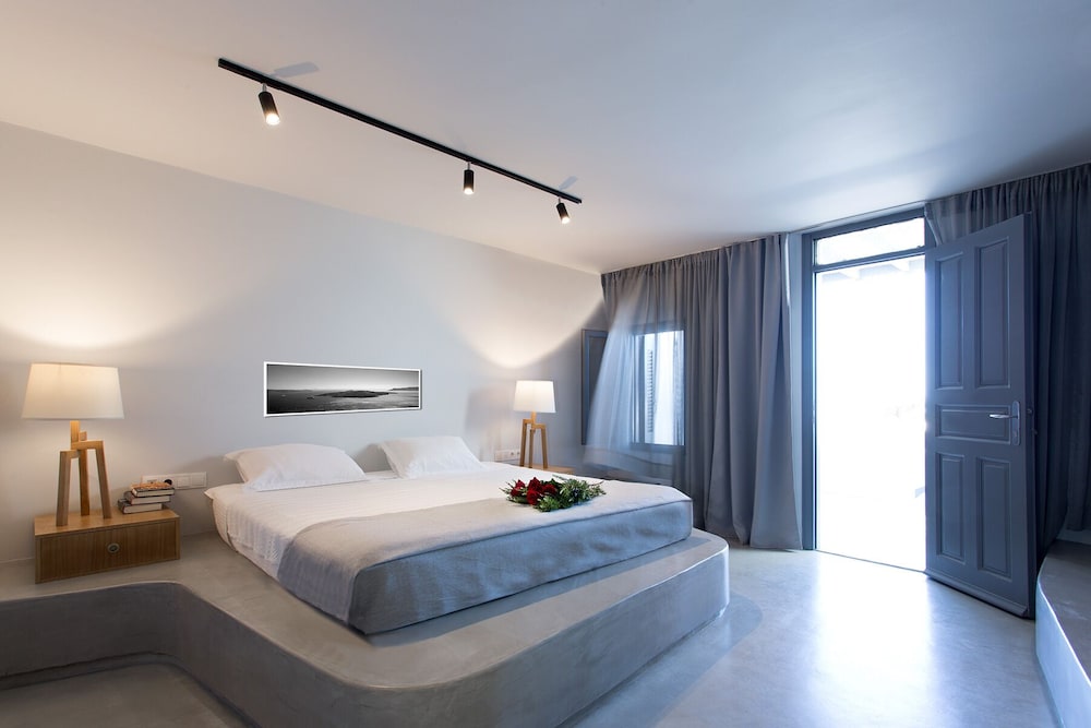Xenones Filotera — Hotel rooms in Imerovigli, South Aegean