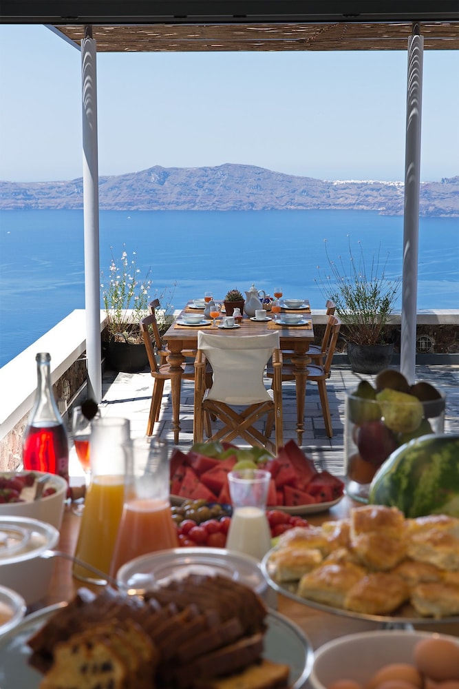Xenones Filotera — Restaurant & bars in Imerovigli, South Aegean