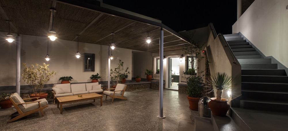 Xenones Filotera — Hotel building in Imerovigli, South Aegean