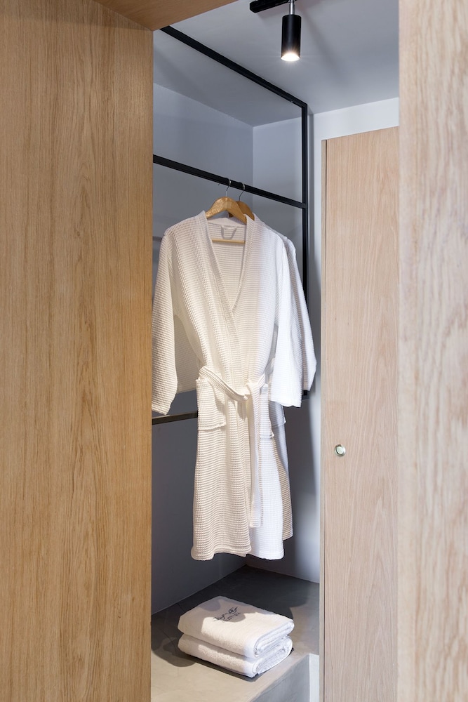 Xenones Filotera — Hotel rooms in Imerovigli, South Aegean