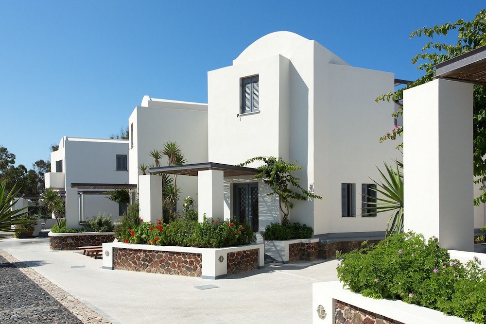 Xenones Filotera — Hotel building in Imerovigli, South Aegean