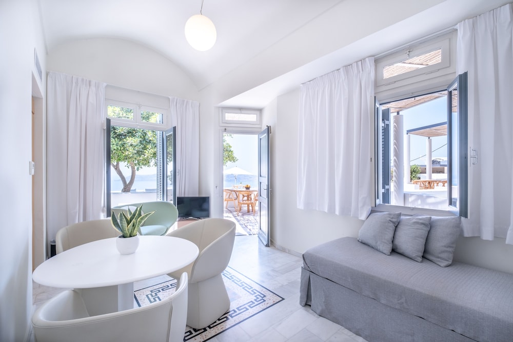 Xenones Filotera — Hotel rooms in Imerovigli, South Aegean