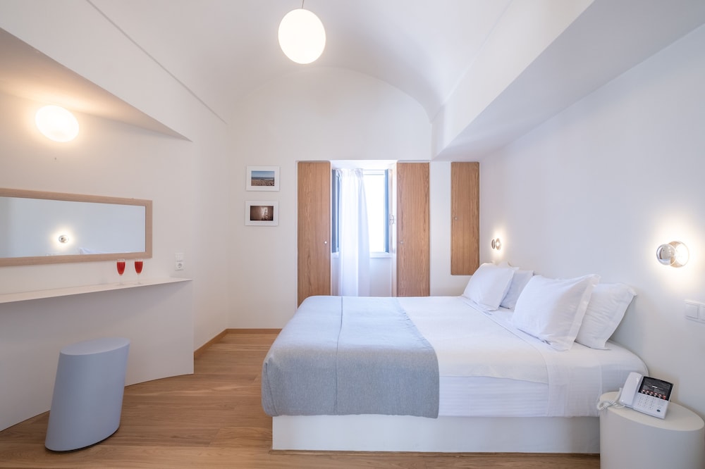 Xenones Filotera — Hotel rooms in Imerovigli, South Aegean