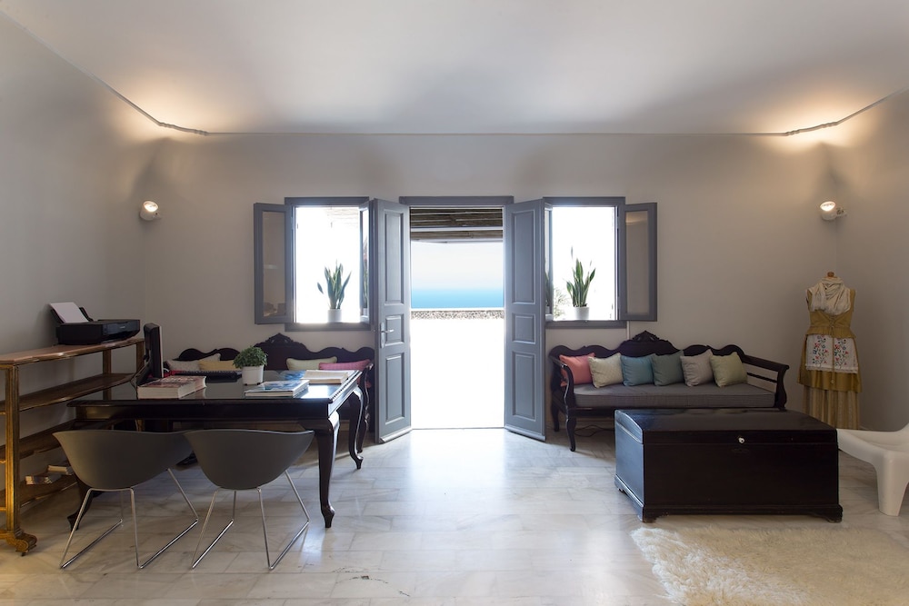 Xenones Filotera — Hotel rooms in Imerovigli, South Aegean
