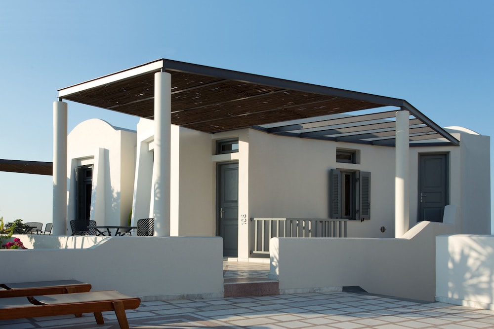Xenones Filotera — Hotel building in Imerovigli, South Aegean