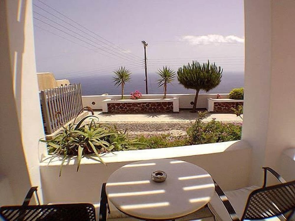 Xenones Filotera — Hotel building in Imerovigli, South Aegean