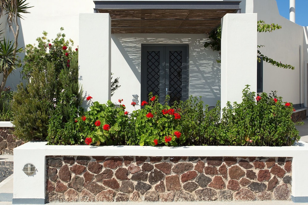 Xenones Filotera — Hotel building in Imerovigli, South Aegean