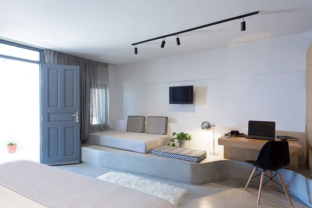 Xenones Filotera — Hotel rooms in Imerovigli, South Aegean