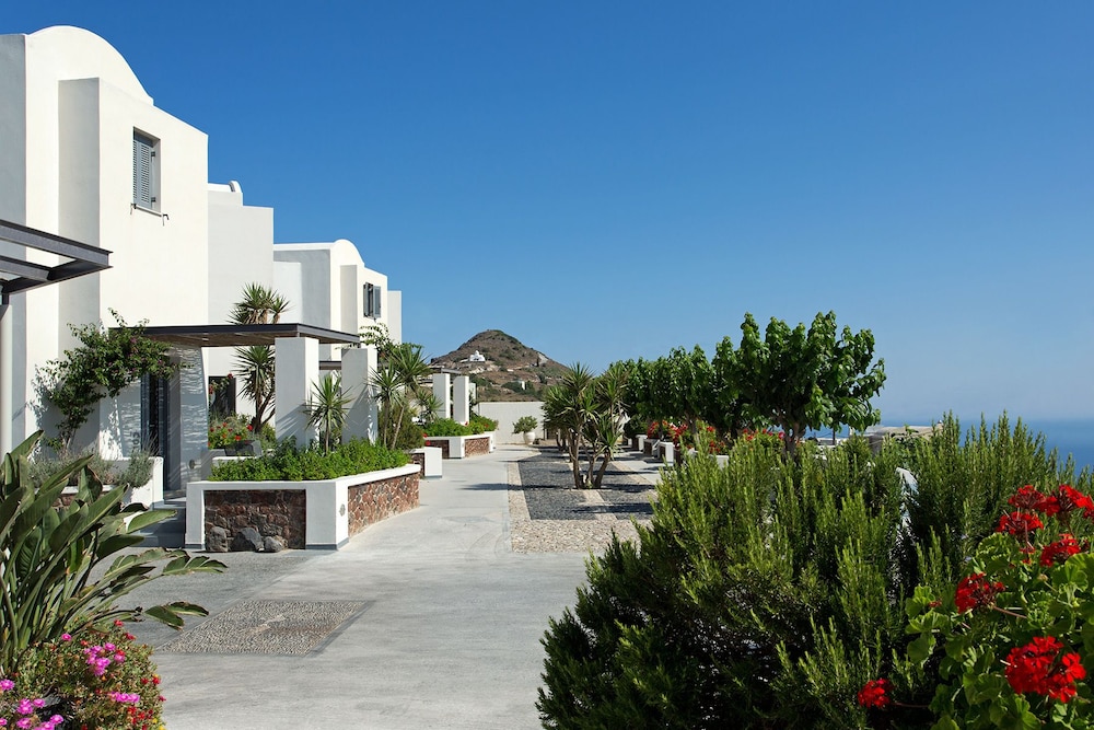 Xenones Filotera — Hotel building in Imerovigli, South Aegean