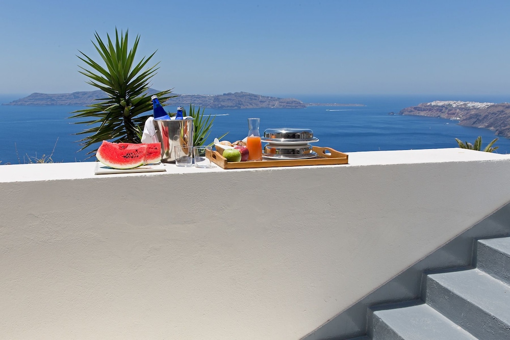 Xenones Filotera — Hotel rooms in Imerovigli, South Aegean