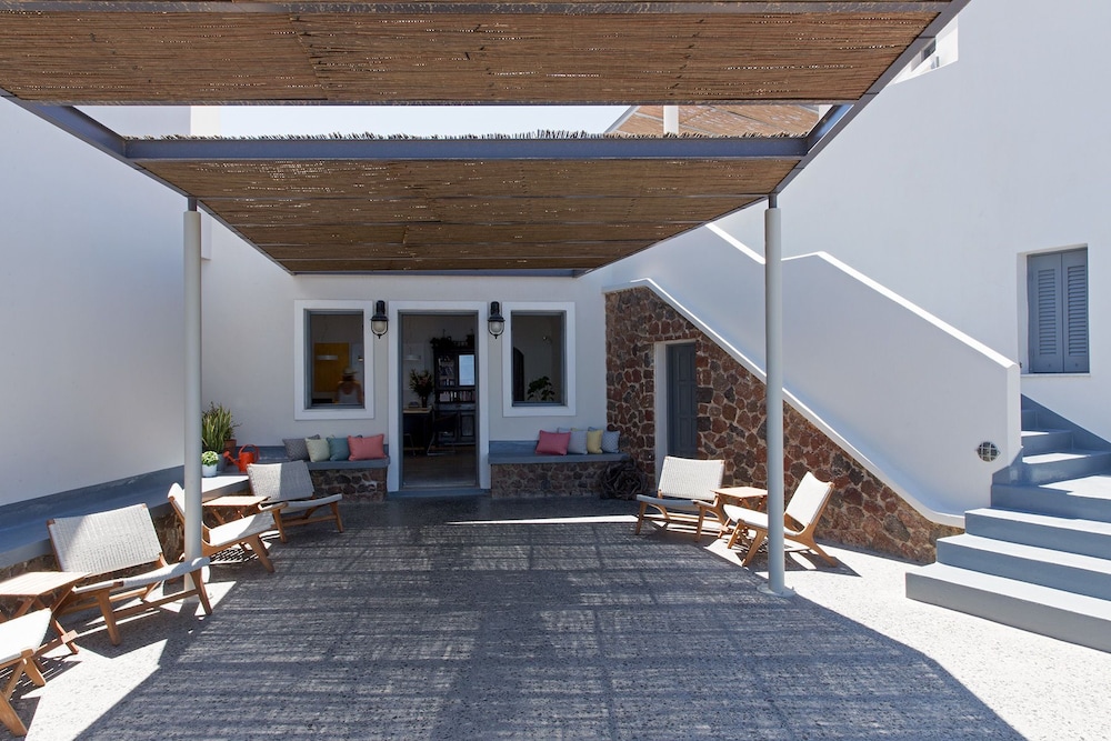Xenones Filotera — Hotel building in Imerovigli, South Aegean