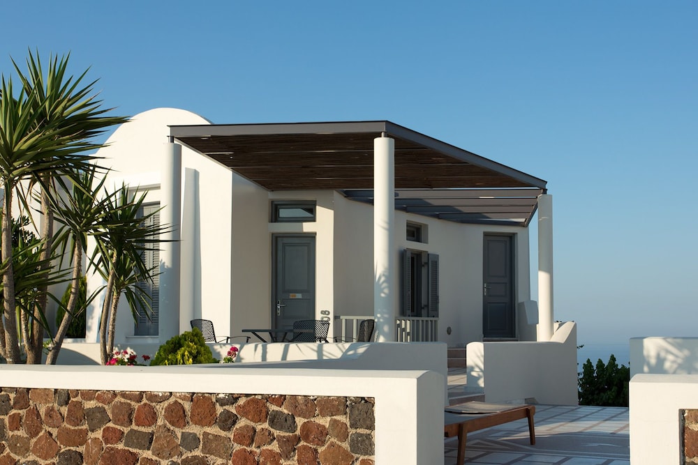 Xenones Filotera — Hotel building in Imerovigli, South Aegean
