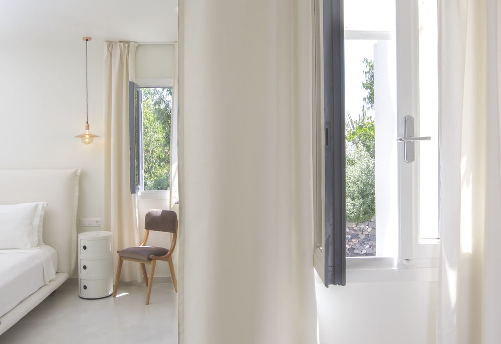 Xenones Filotera — Hotel rooms in Imerovigli, South Aegean