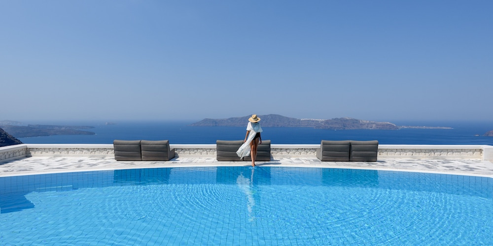 Xenones Filotera — Swimming pool in Imerovigli, South Aegean