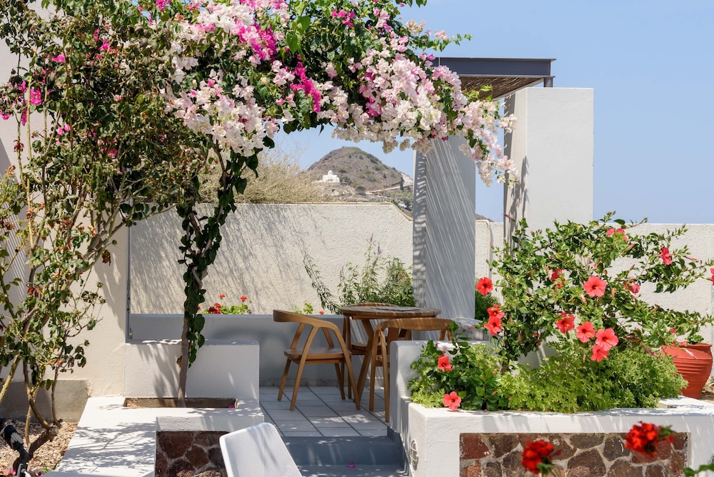Xenones Filotera — Hotel building in Imerovigli, South Aegean