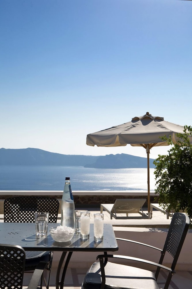 Xenones Filotera — Restaurant & bars in Imerovigli, South Aegean