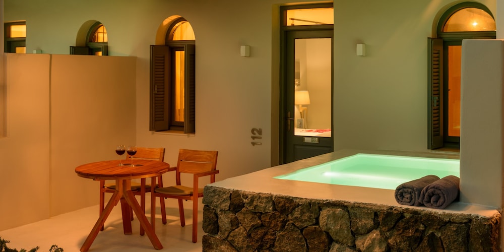 Xenones Filotera — Hotel rooms in Imerovigli, South Aegean