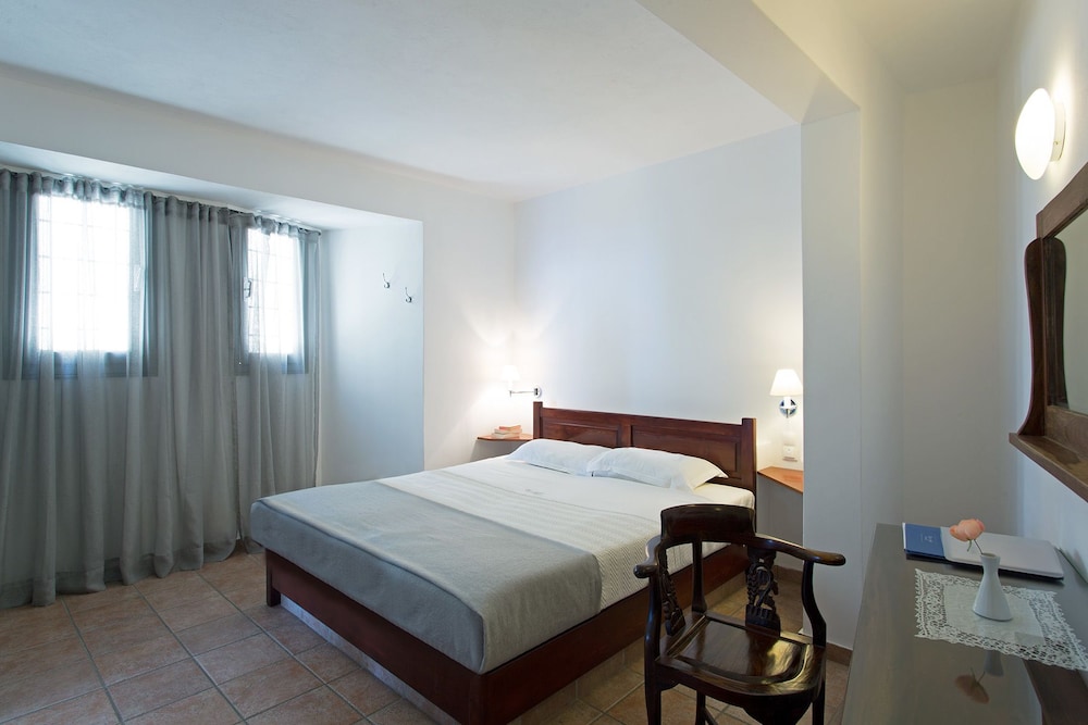 Xenones Filotera — Hotel rooms in Imerovigli, South Aegean