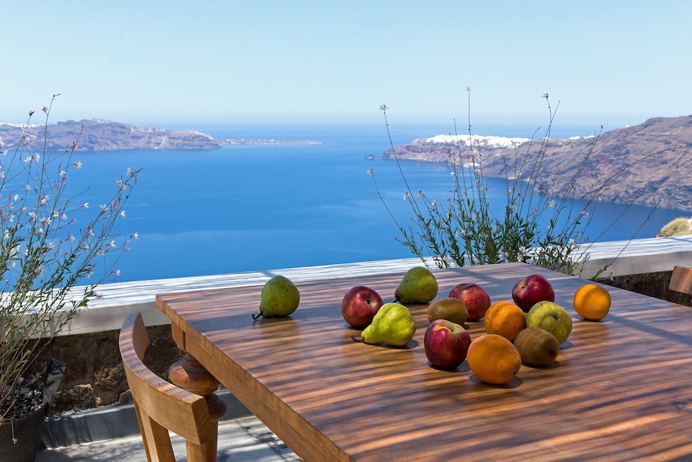 Xenones Filotera — Restaurant & bars in Imerovigli, South Aegean