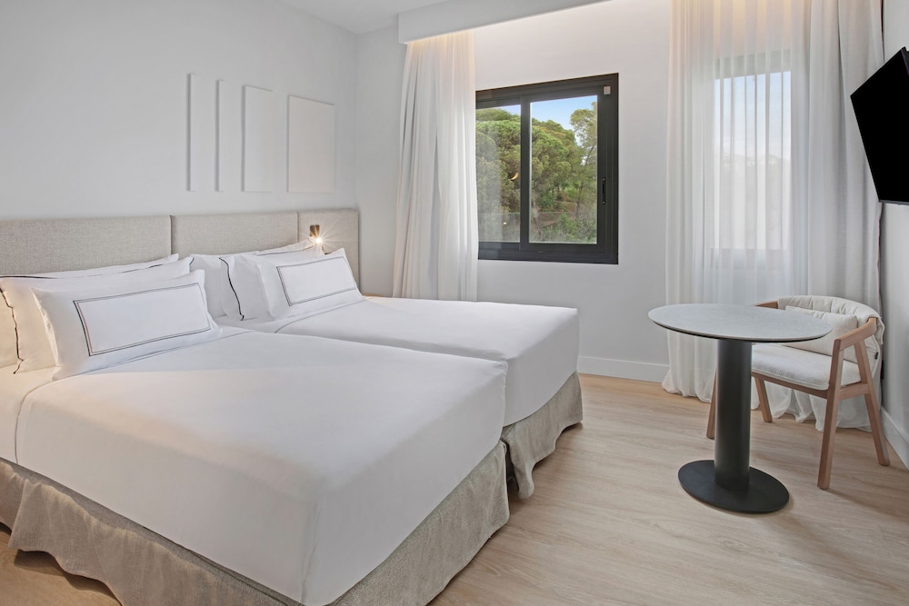 Melia Lloret de Mar — Hotel rooms in Lloret de Mar, Catalonia