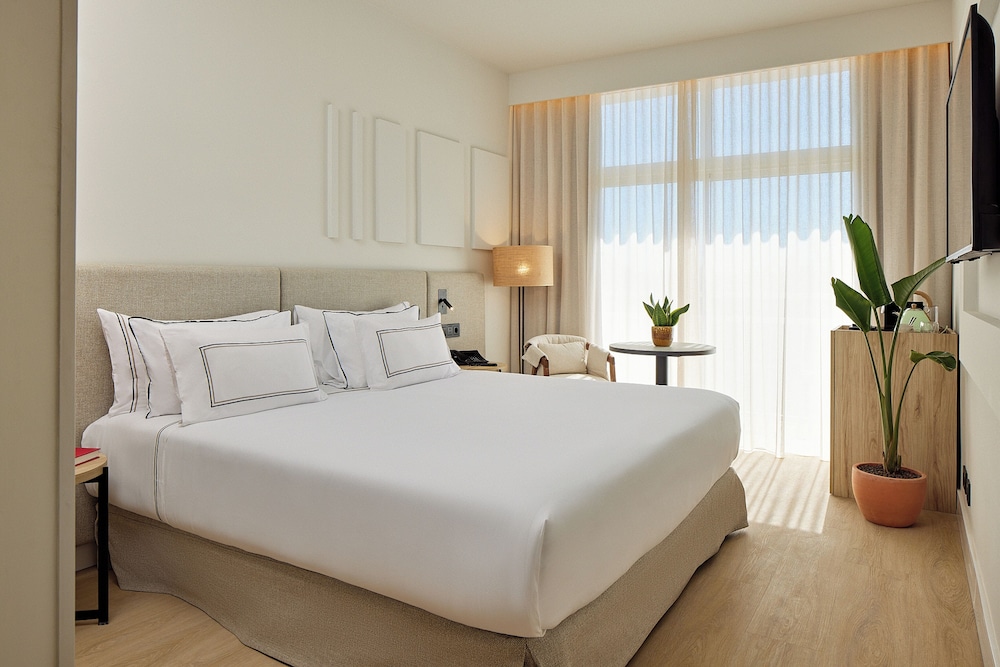 Melia Lloret de Mar — Hotel rooms in Lloret de Mar, Catalonia