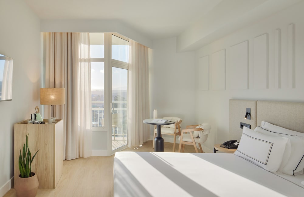 Melia Lloret de Mar — Hotel rooms in Lloret de Mar, Catalonia