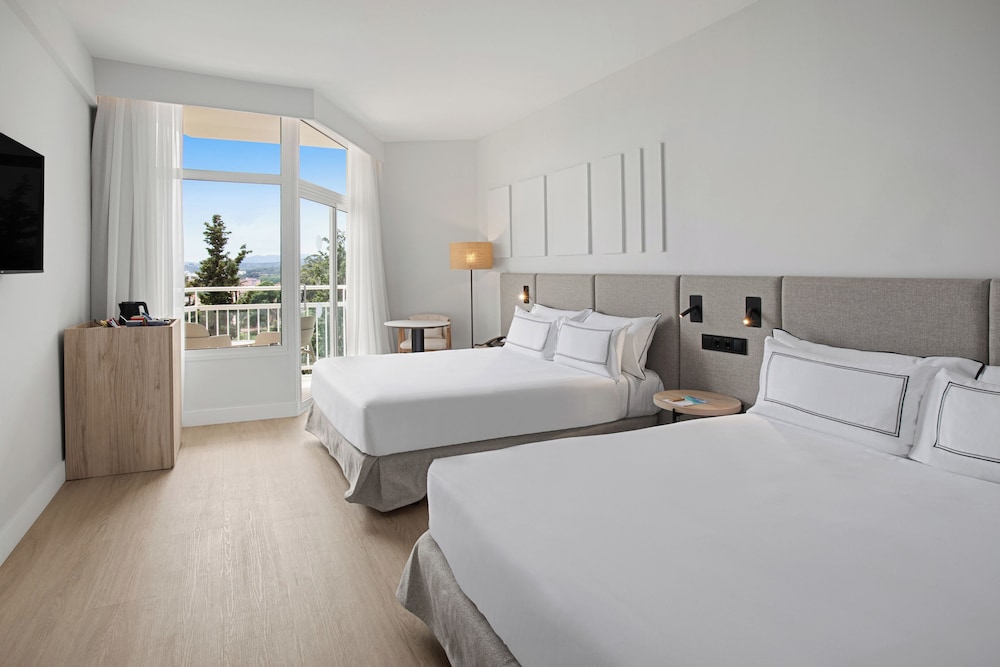 Melia Lloret de Mar — Hotel rooms in Lloret de Mar, Catalonia