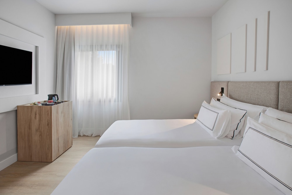 Melia Lloret de Mar — Hotel rooms in Lloret de Mar, Catalonia