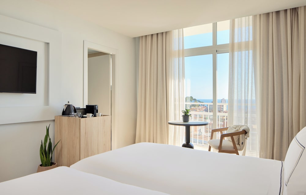Melia Lloret de Mar — Hotel rooms in Lloret de Mar, Catalonia