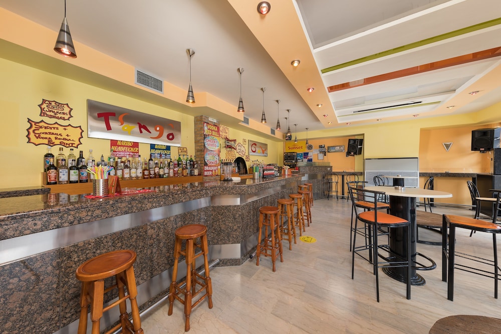 Lefkimi Hotel — Restaurant & bars in Lefkimmi (Corfu), Ionian Islands