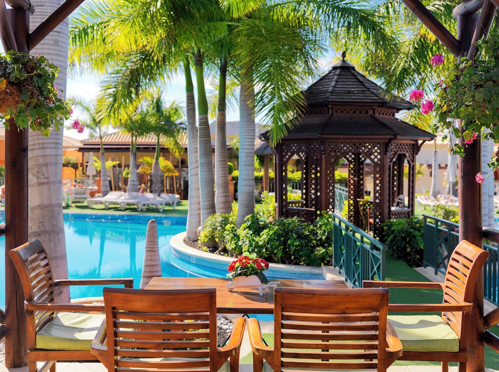 GREEN GARDEN ECO RESORT & VILLAS — Swimming pool in Playa de las Americas, Canary Islands