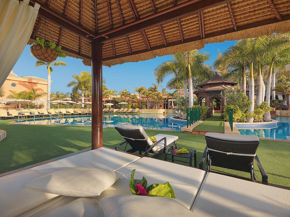 GREEN GARDEN ECO RESORT & VILLAS — Swimming pool in Playa de las Americas, Canary Islands