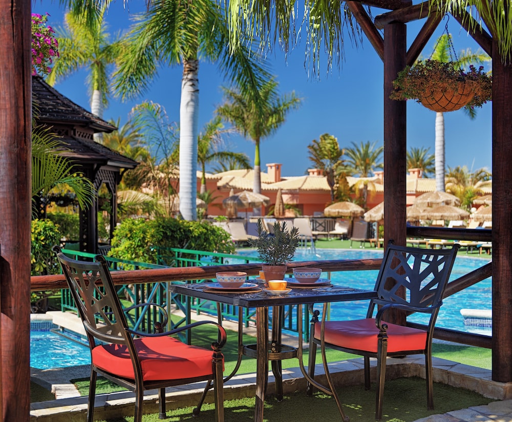 GREEN GARDEN ECO RESORT & VILLAS — Swimming pool in Playa de las Americas, Canary Islands