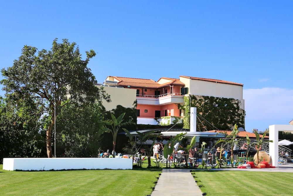 Marigianna Apartments — Hotel building in Sissi
