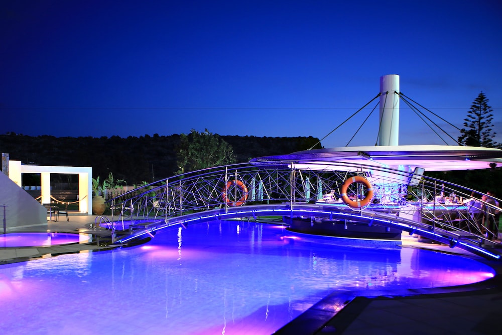 Marigianna Apartments — Swimming pool in Sissi