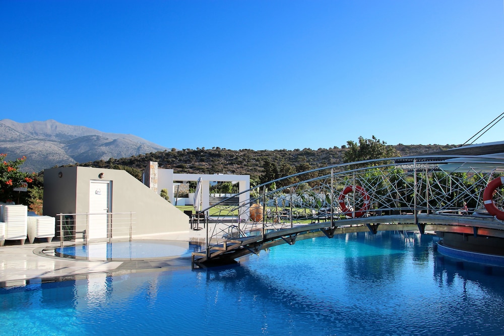 Marigianna Apartments — Swimming pool in Sissi
