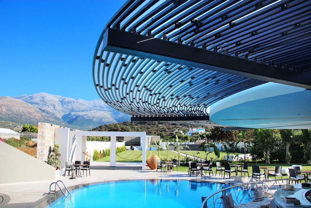 Marigianna Apartments — Swimming pool in Sissi