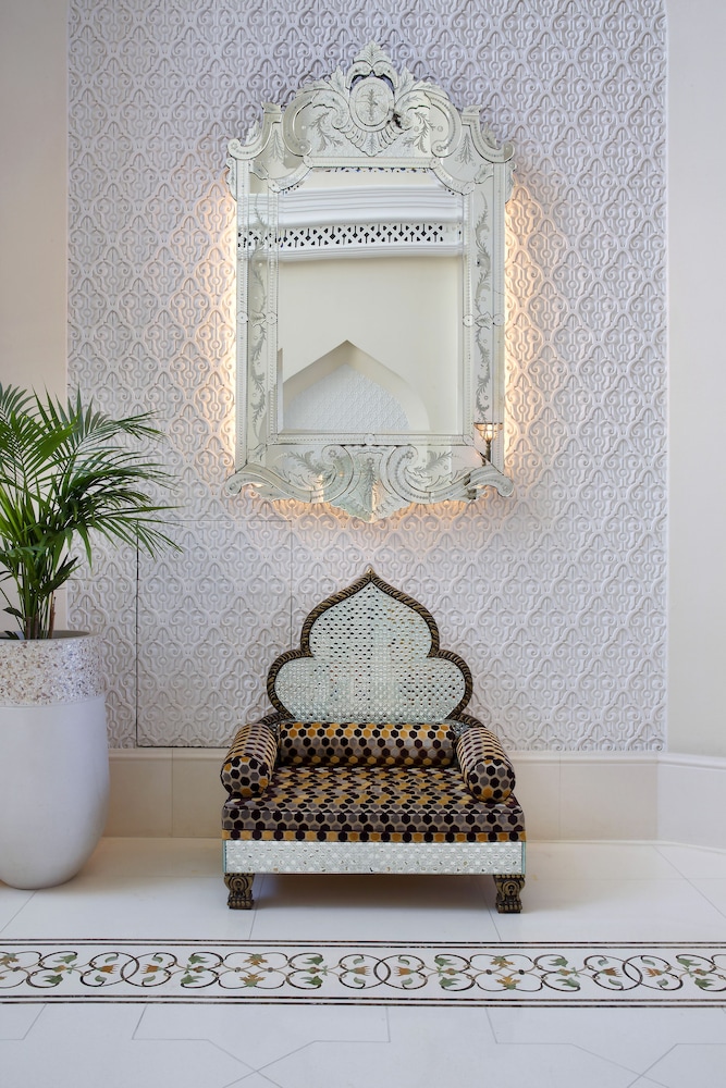 Bab Al Qasr Residence — Hotel rooms in Abu Dhabi