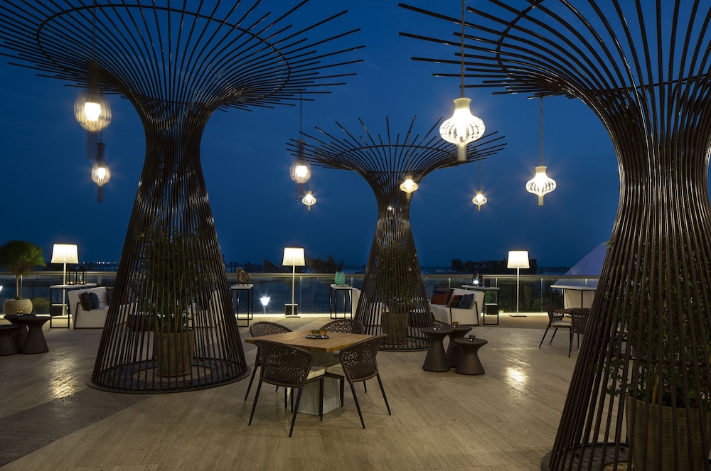 Grand Hyatt Abu Dhabi Hotel & Residences — Restaurant & bars in Abu Dhabi