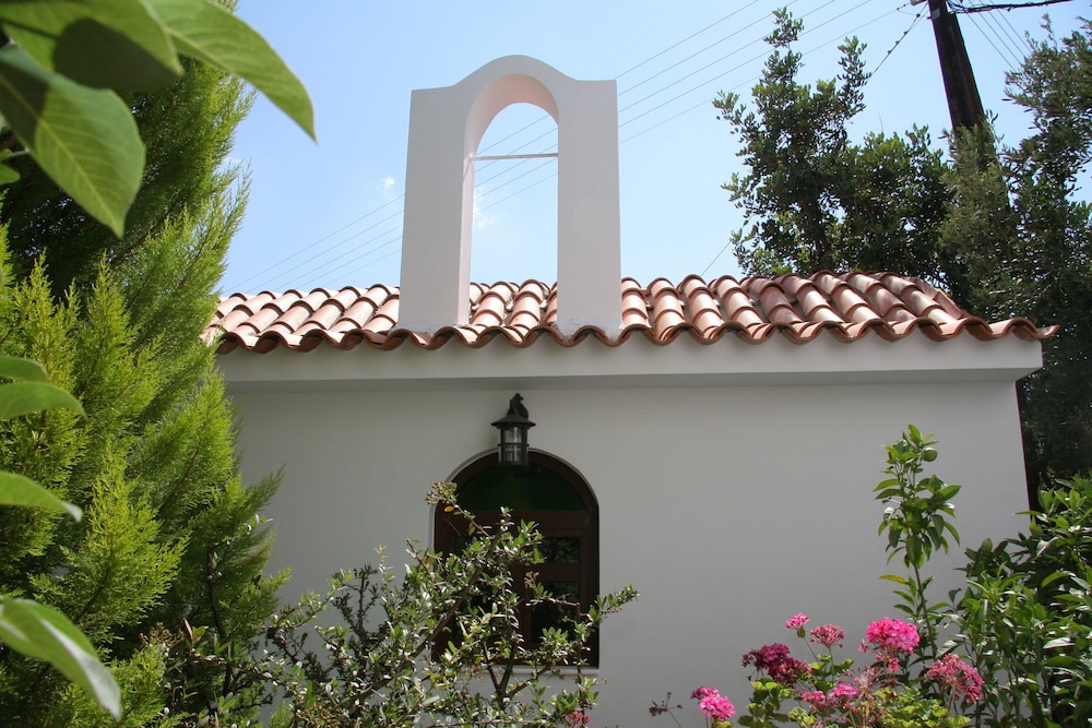 Nikos Apartments — Hotel building in Stalida