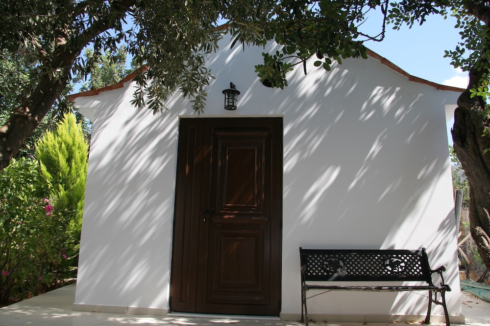 Nikos Apartments — Hotel building in Stalida