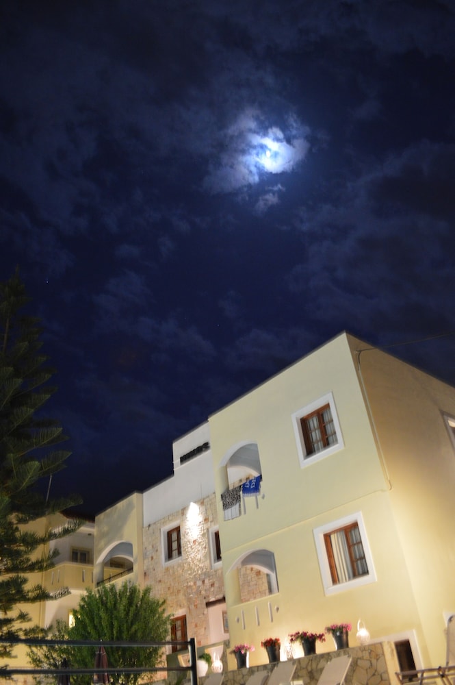 Nikos Apartments — Hotel building in Stalida
