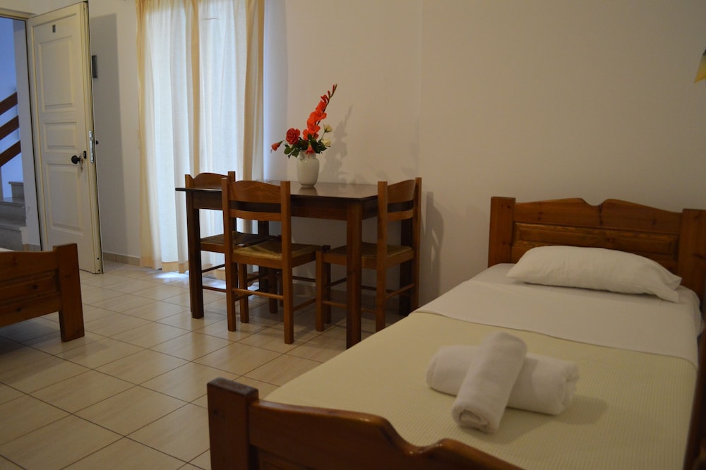 Nikos Apartments — Hotel rooms in Stalida