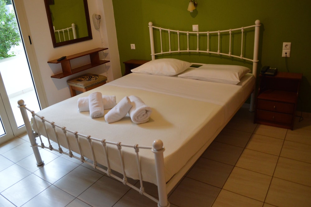 Nikos Apartments — Hotel rooms in Stalida