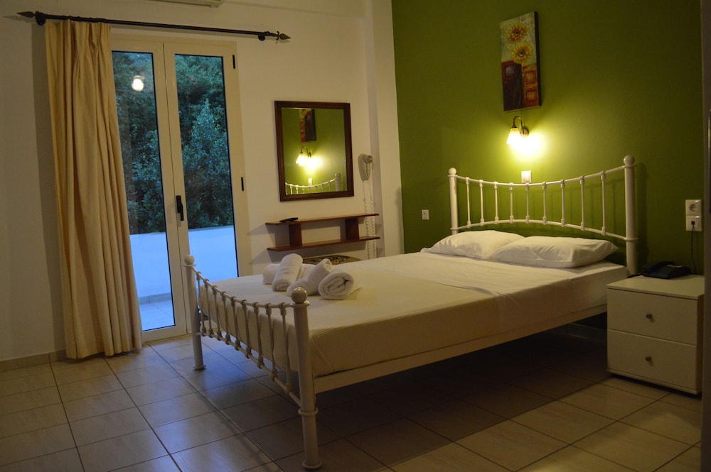 Nikos Apartments — Hotel rooms in Stalida