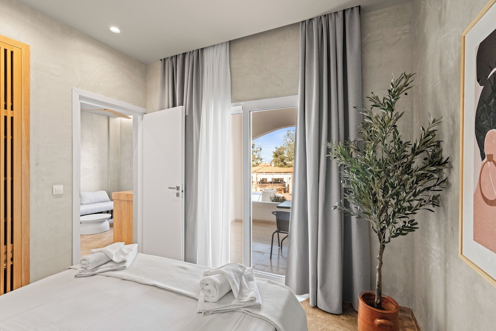 Nikos Apartments — Hotel rooms in Stalida