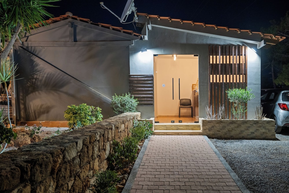 Nikos Apartments — Hotel building in Stalida